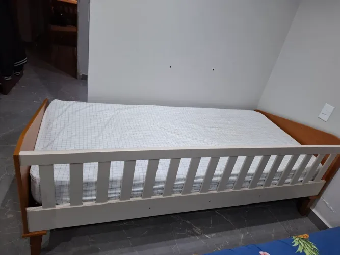 Cama de solteiro com grade acompanha colchão