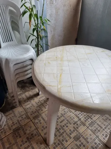 Mesa redonda com 4 cadeiras de plástico