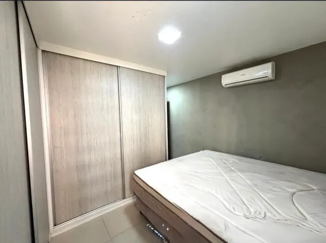 Cama King com colchão semi nova