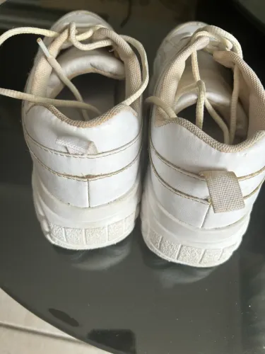 Tenis Bufalo, 38, feminino, branco. Conservado.