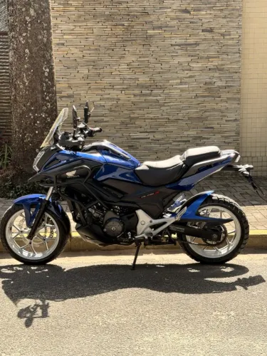 Honda NC 750X 2020 azul, toda equipada e revisada na Honda