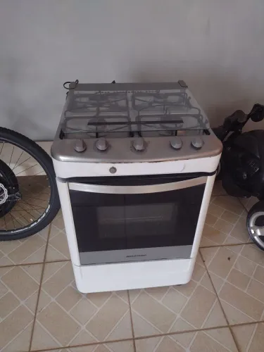 Vendo fogão 4 bocas usado .precisa fazer limpeza nos bicos .valor 180 reais para retirar n