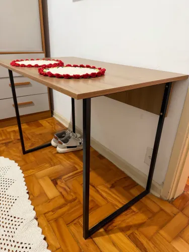 Conjunto de Mesa + Prateleira Suspensa - Excelente Estado