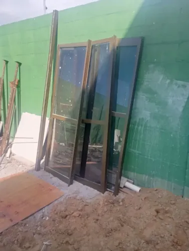Porta em esquadria de aluminio