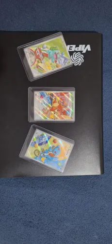 Carta Pokémon Trio de Kanto (Bulbasaur/Charmander/Squirtle)