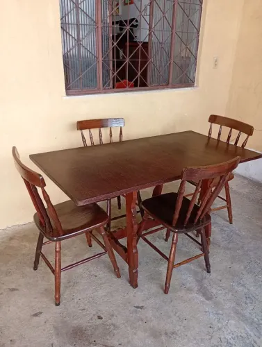 Mesa de Jantar Vintage em Madeira Maciça com Quatro Cadeiras de Costela