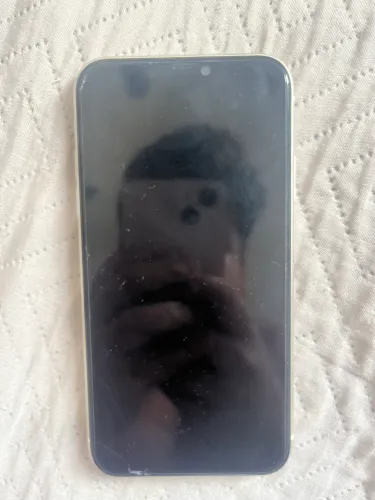iphone 11 com 71% de saúde da bateria com vidro traseiro rachado