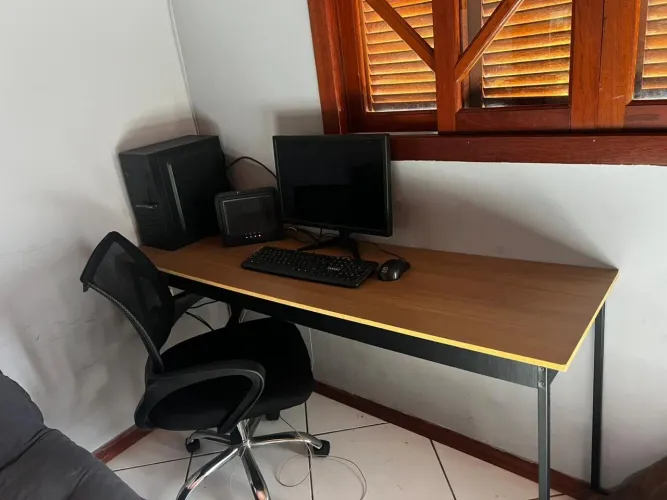 Computador completo com mesa e cadeira