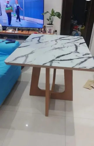 Mesa de jantar com o vidro do tampo quebrado