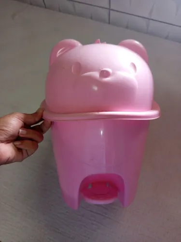Lixeira de bebê rosa infantil 