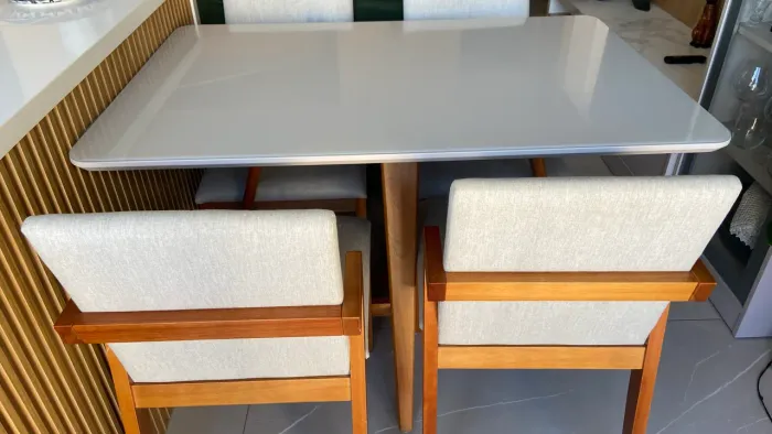 Mesa de jantar Lizzi e conjunto de 4 cadeiras Liz Tapui