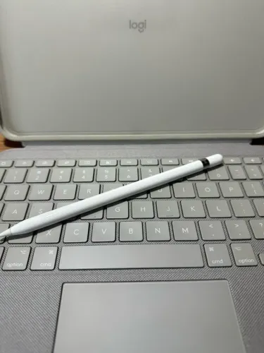 Kit iPad 10ª Geração: Capa Teclado Logitech Combo Touch + Apple Pencil 1