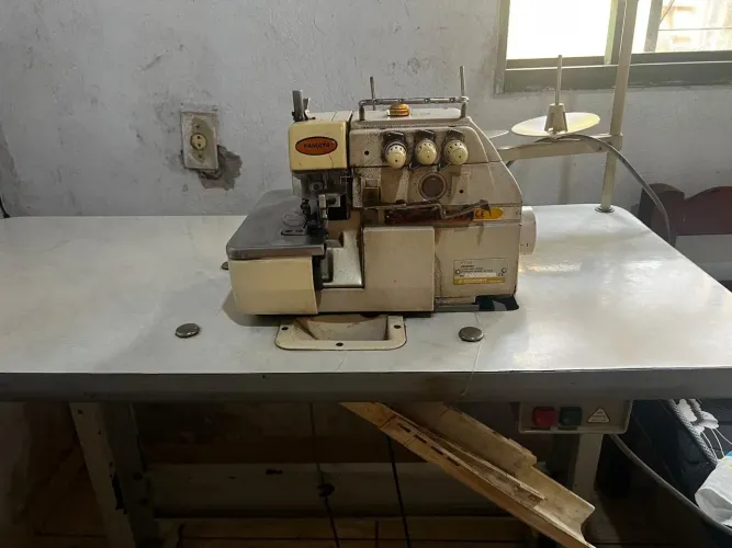 Máquina Overlock Sewing Machine