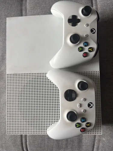 Xbox one s com 2 controles + FC 26