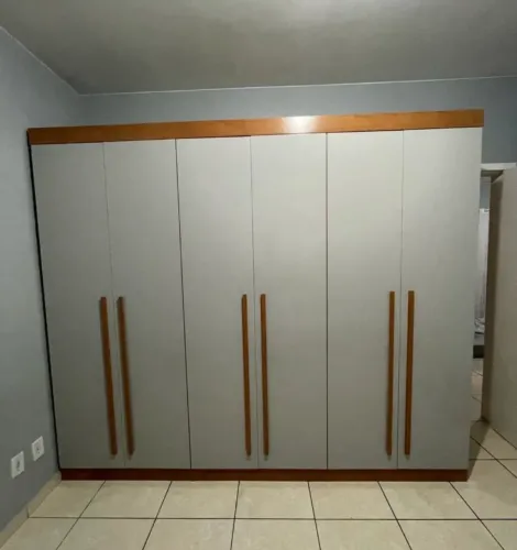 Vende se guarda roupa, pouco tempo de uso, desmontar e retirar do local 