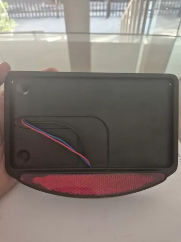 Suporte Universal para Placa de Motocicleta com Refletor Integrado