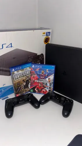 Ps4 Slim 1TB sem detalhes + 2 controles + 2 jogos
