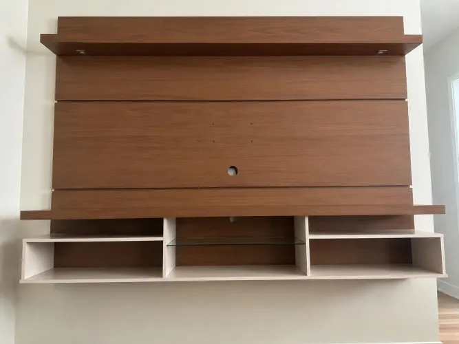 Painel para TV com nichos e iluminação - ótimo estado