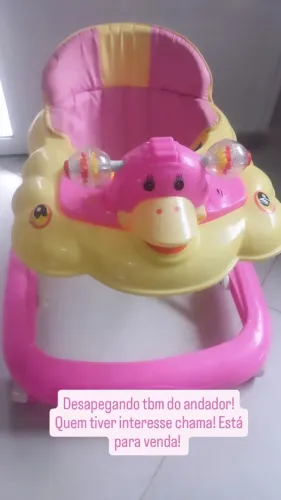 Andador toca música