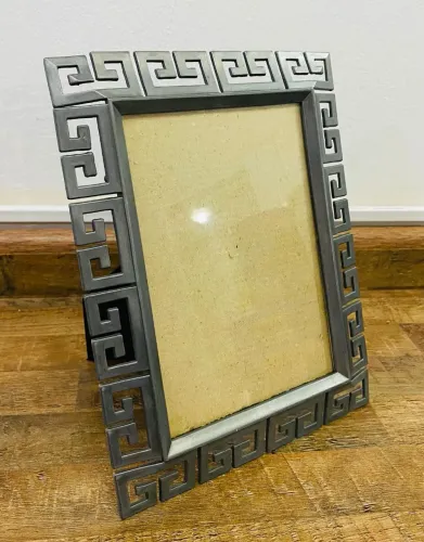 Porta-Retrato De Mesa Metal Prata Velha Chave Grega Meandro