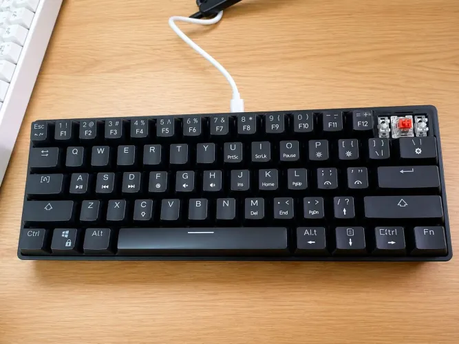 Teclado mecânico 60% sem cabo. 