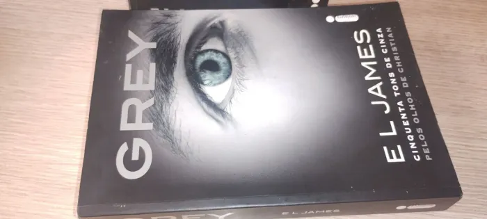 Grey- Cinquenta tons de cinza pelo olhos de Christian 