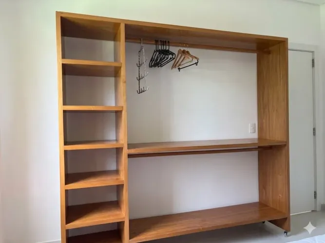 Vendo Guarda Roupa de madeira