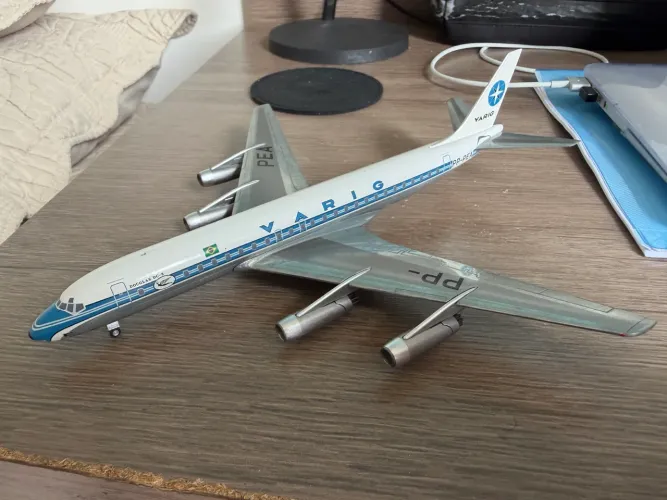 Miniatura em metal escala 1:200 VARIG DC-8