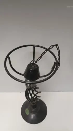 Castiçal em ferro trabalhado para uma vela - 26 cm<br> 26 cm