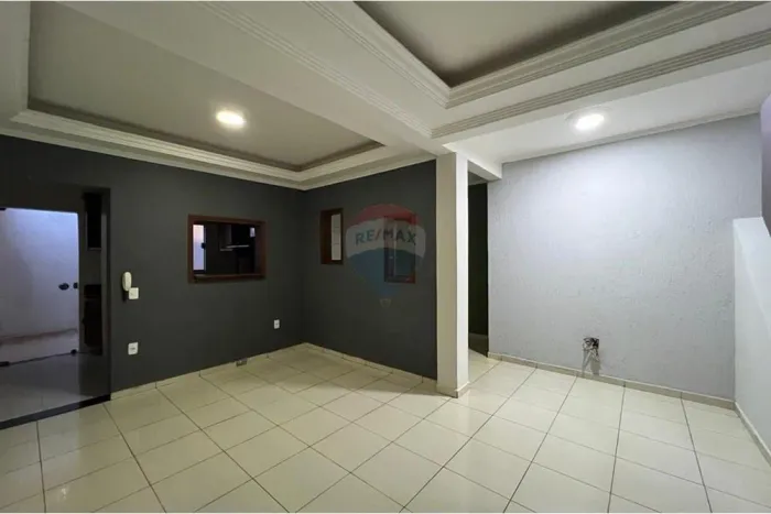 Casa com 3 andares e salão comercial no Centro de Aguaí - Investimento Garantido!