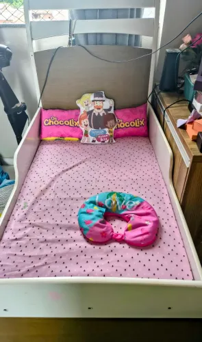 Vendo linda cama de criança com o colchão