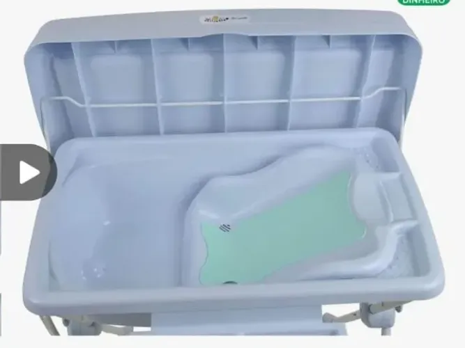 Banheira azul de bebê com trocador Burigotto