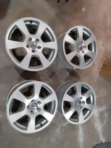 Jogo de rodas aro 17 tala 7. 5 original volvo