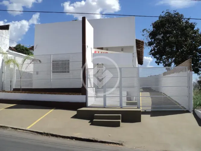 # Aluga-se casa térrea no Bairro Cidade Verde com 03 Quartos sendo 01 suíte , amplo quinta