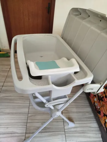 Banheira de bebê com suporte