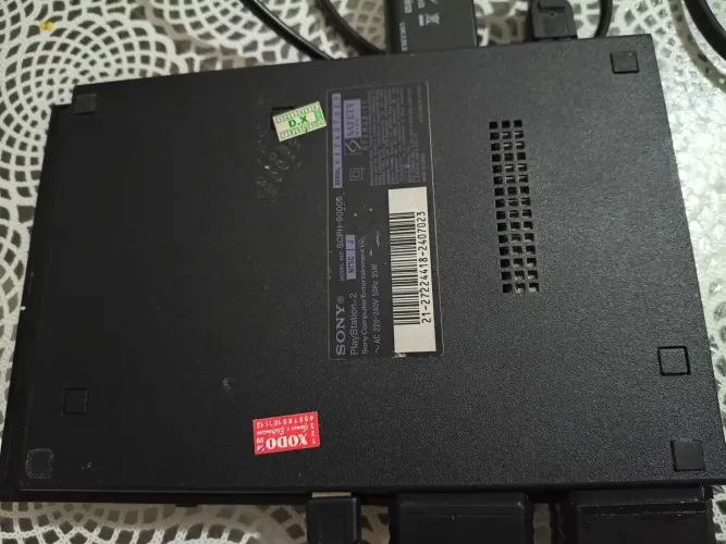 Vendo um vídeo game Playstation 2 com dois controle ? é uns 200 jogos