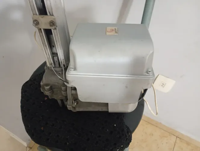 Motor para portão basculante Garen 220 v completo com um controle altura da aste 1,40m