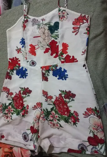 Macaquinho branco com flores desapego
