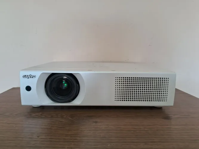 Projetor Sanyo XU105