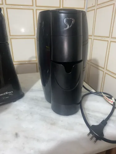 Vendo uma cafeteira semi nova , da marca três corações.