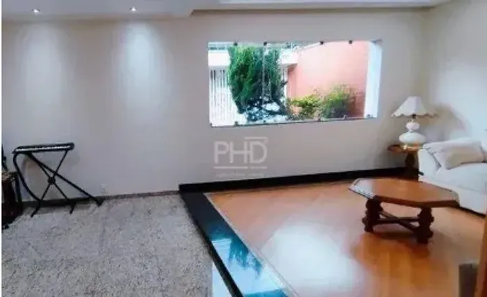 Casa térrea de 200m², 3 suítes com ar-condicionado, churrasqueira e 4 vagas de garagem no