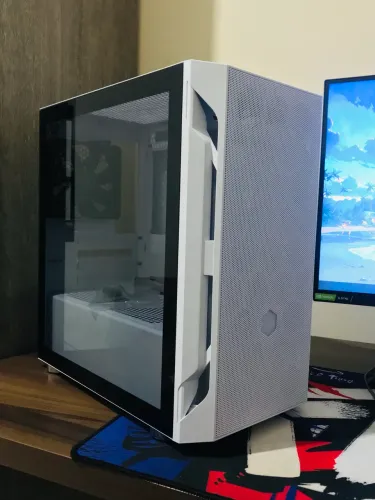 Gabinete gamer branco com fans