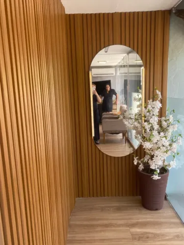 Ripado mais espelho oval e jarro de decoração