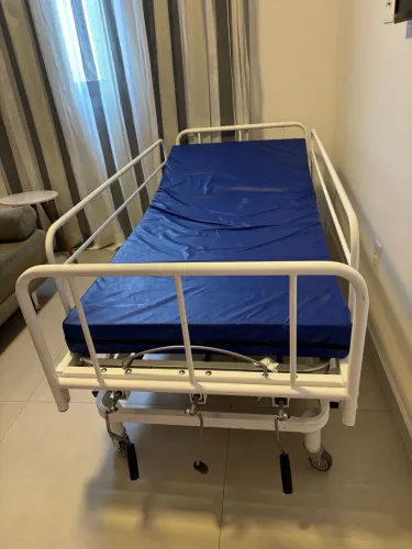 Cama hospitalar com colchão e pneumático