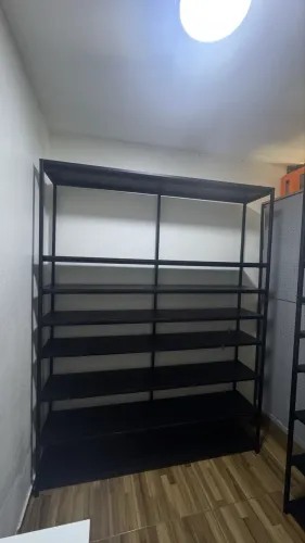 Estante de metalon com prateleiras