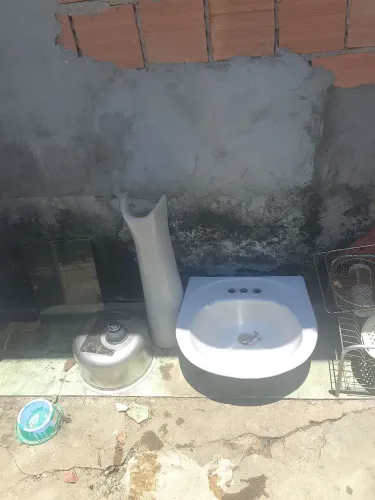 Uma pia de louça e uma cuba inoxidável 