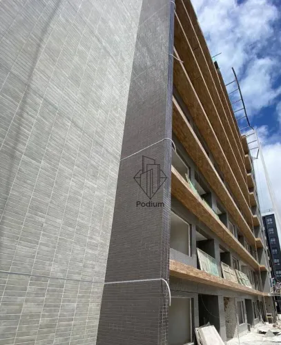 Apartamentos com varanda / sacada gourmet e área de lazer na cobertura a 200m da praia de 