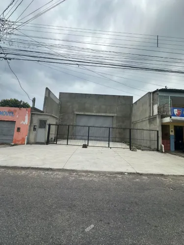 Aluga-se. Galpão em Parnamiri nom . No bairro Santos Reis. Com 200m2 valor 5mil reais