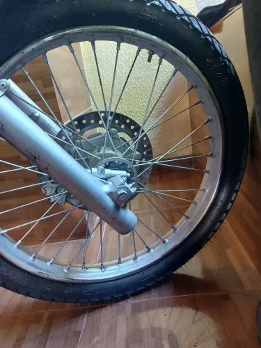 Roda dianteira com pneu da Falcon