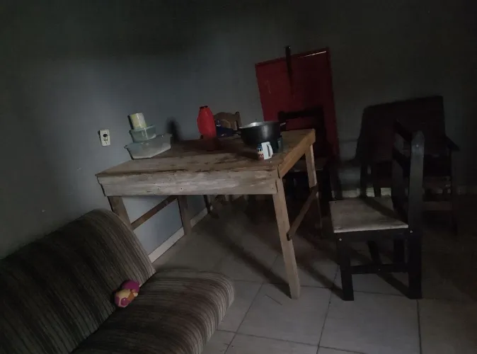 Mesa com 3 cadeiras ..
